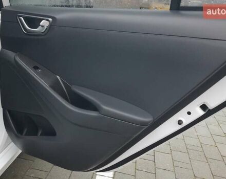 Белый Хендай Ioniq, объемом двигателя 0 л и пробегом 148 тыс. км за 15799 $, фото 41 на Automoto.ua