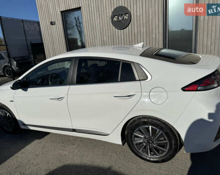 Белый Хендай Ioniq, объемом двигателя 0 л и пробегом 133 тыс. км за 15000 $, фото 7 на Automoto.ua