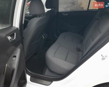 Белый Хендай Ioniq, объемом двигателя 0 л и пробегом 148 тыс. км за 15799 $, фото 36 на Automoto.ua