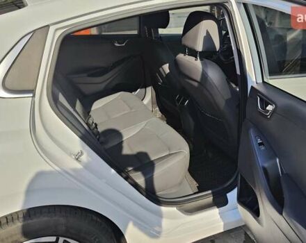 Белый Хендай Ioniq, объемом двигателя 0 л и пробегом 44 тыс. км за 16900 $, фото 59 на Automoto.ua