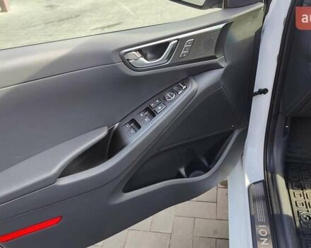 Белый Хендай Ioniq, объемом двигателя 0 л и пробегом 44 тыс. км за 16900 $, фото 58 на Automoto.ua