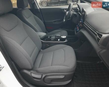 Белый Хендай Ioniq, объемом двигателя 0 л и пробегом 148 тыс. км за 15799 $, фото 50 на Automoto.ua