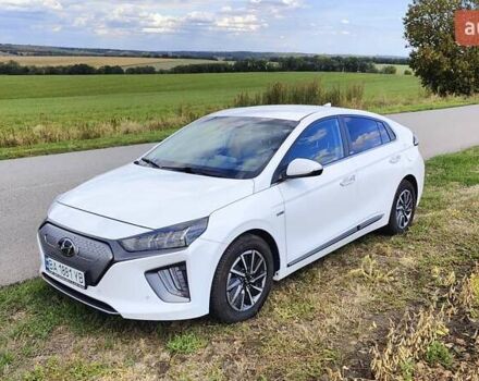Белый Хендай Ioniq, объемом двигателя 0 л и пробегом 44 тыс. км за 16900 $, фото 4 на Automoto.ua