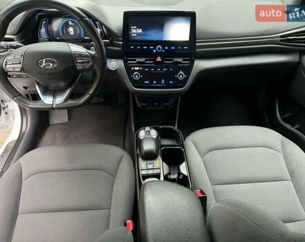 Белый Хендай Ioniq, объемом двигателя 0 л и пробегом 66 тыс. км за 14900 $, фото 10 на Automoto.ua
