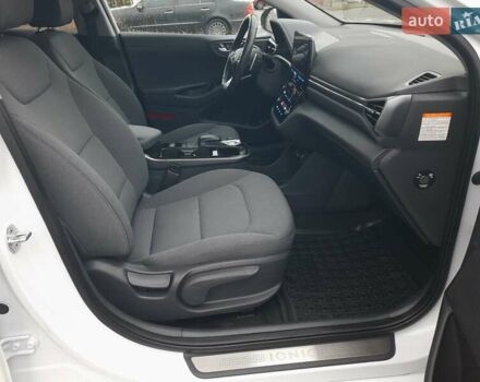 Белый Хендай Ioniq, объемом двигателя 0 л и пробегом 148 тыс. км за 15799 $, фото 49 на Automoto.ua