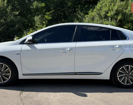 Белый Хендай Ioniq, объемом двигателя 0 л и пробегом 68 тыс. км за 16300 $, фото 6 на Automoto.ua