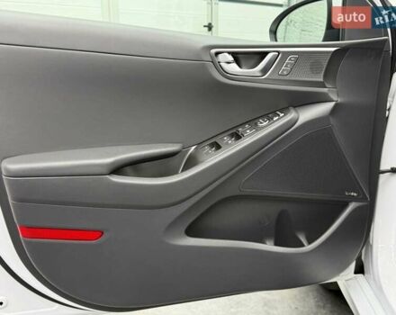 Белый Хендай Ioniq, объемом двигателя 0 л и пробегом 117 тыс. км за 16879 $, фото 13 на Automoto.ua