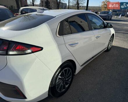 Белый Хендай Ioniq, объемом двигателя 0 л и пробегом 133 тыс. км за 15000 $, фото 3 на Automoto.ua