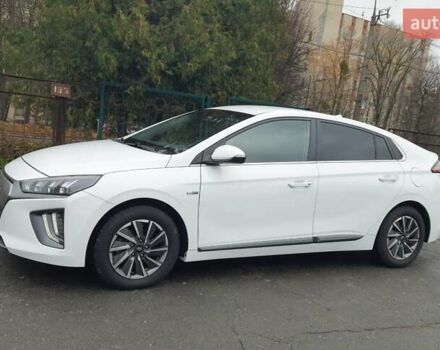 Белый Хендай Ioniq, объемом двигателя 0 л и пробегом 148 тыс. км за 15799 $, фото 2 на Automoto.ua