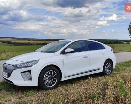 Белый Хендай Ioniq, объемом двигателя 0 л и пробегом 44 тыс. км за 16900 $, фото 5 на Automoto.ua