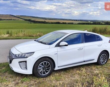 Белый Хендай Ioniq, объемом двигателя 0 л и пробегом 44 тыс. км за 16900 $, фото 3 на Automoto.ua