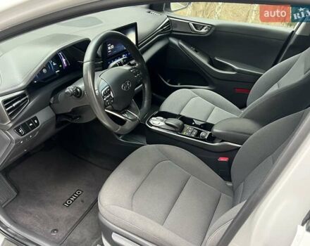 Белый Хендай Ioniq, объемом двигателя 0 л и пробегом 66 тыс. км за 14900 $, фото 14 на Automoto.ua