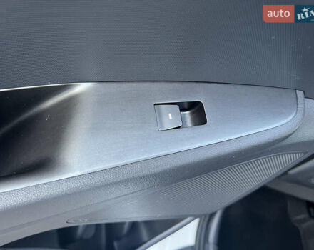 Білий Хендай Ioniq, об'ємом двигуна 0 л та пробігом 130 тис. км за 14799 $, фото 21 на Automoto.ua