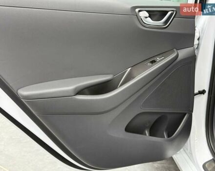 Белый Хендай Ioniq, объемом двигателя 0 л и пробегом 117 тыс. км за 16879 $, фото 30 на Automoto.ua