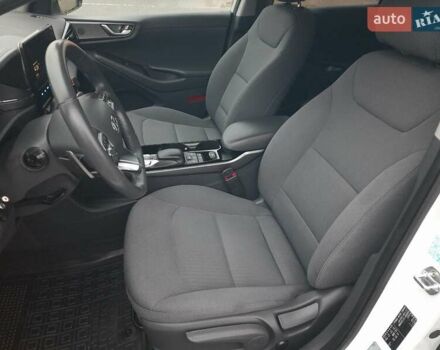 Белый Хендай Ioniq, объемом двигателя 0 л и пробегом 148 тыс. км за 15799 $, фото 33 на Automoto.ua