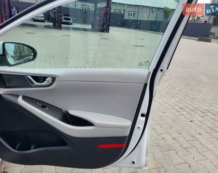 Белый Хендай Ioniq, объемом двигателя 0 л и пробегом 50 тыс. км за 15700 $, фото 18 на Automoto.ua