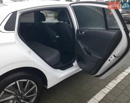 Белый Хендай Ioniq, объемом двигателя 0 л и пробегом 148 тыс. км за 15799 $, фото 40 на Automoto.ua