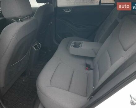 Белый Хендай Ioniq, объемом двигателя 0 л и пробегом 148 тыс. км за 15799 $, фото 39 на Automoto.ua