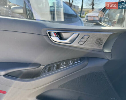 Белый Хендай Ioniq, объемом двигателя 0 л и пробегом 133 тыс. км за 15000 $, фото 19 на Automoto.ua