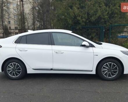 Белый Хендай Ioniq, объемом двигателя 0 л и пробегом 148 тыс. км за 15799 $, фото 11 на Automoto.ua