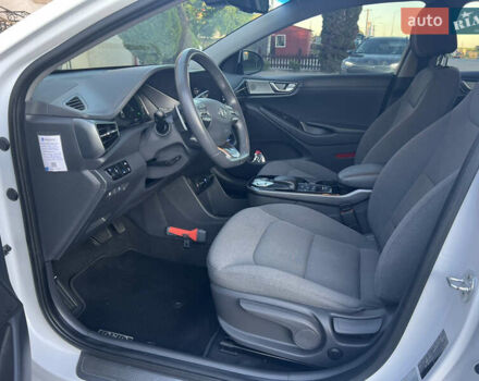 Білий Хендай Ioniq, об'ємом двигуна 0 л та пробігом 130 тис. км за 14799 $, фото 28 на Automoto.ua