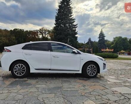 Белый Хендай Ioniq, объемом двигателя 0 л и пробегом 44 тыс. км за 16900 $, фото 26 на Automoto.ua
