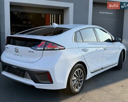 Белый Хендай Ioniq, объемом двигателя 0 л и пробегом 102 тыс. км за 15700 $, фото 3 на Automoto.ua