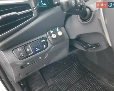 Белый Хендай Ioniq, объемом двигателя 0 л и пробегом 148 тыс. км за 15799 $, фото 24 на Automoto.ua