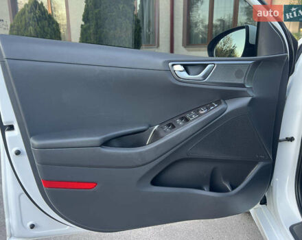 Білий Хендай Ioniq, об'ємом двигуна 0 л та пробігом 130 тис. км за 14799 $, фото 17 на Automoto.ua