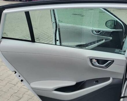 Белый Хендай Ioniq, объемом двигателя 0 л и пробегом 50 тыс. км за 15700 $, фото 11 на Automoto.ua