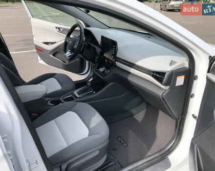 Белый Хендай Ioniq, объемом двигателя 0 л и пробегом 34 тыс. км за 23800 $, фото 2 на Automoto.ua