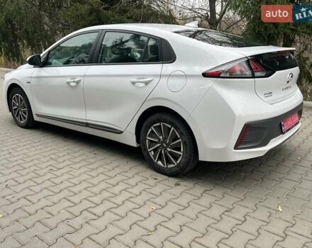 Белый Хендай Ioniq, объемом двигателя 0 л и пробегом 66 тыс. км за 14900 $, фото 4 на Automoto.ua