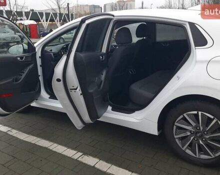 Белый Хендай Ioniq, объемом двигателя 0 л и пробегом 148 тыс. км за 15799 $, фото 16 на Automoto.ua