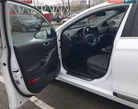 Белый Хендай Ioniq, объемом двигателя 0 л и пробегом 148 тыс. км за 15799 $, фото 17 на Automoto.ua