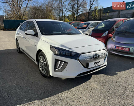 Белый Хендай Ioniq, объемом двигателя 0 л и пробегом 133 тыс. км за 15000 $, фото 2 на Automoto.ua