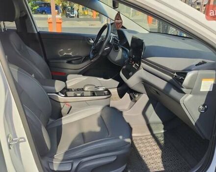 Белый Хендай Ioniq, объемом двигателя 0 л и пробегом 44 тыс. км за 16900 $, фото 65 на Automoto.ua