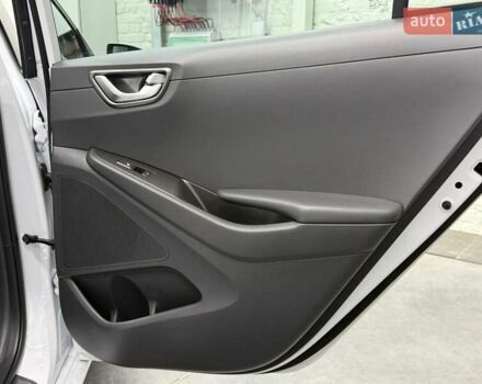 Белый Хендай Ioniq, объемом двигателя 0 л и пробегом 117 тыс. км за 16879 $, фото 34 на Automoto.ua