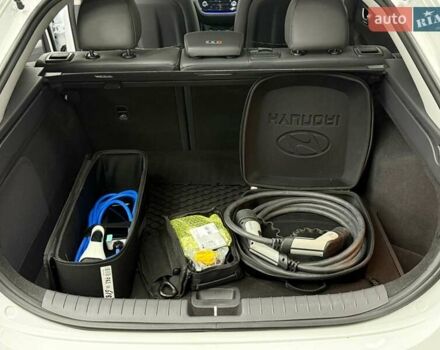 Белый Хендай Ioniq, объемом двигателя 0 л и пробегом 117 тыс. км за 16879 $, фото 38 на Automoto.ua