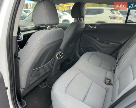 Белый Хендай Ioniq, объемом двигателя 0 л и пробегом 73 тыс. км за 15650 $, фото 15 на Automoto.ua