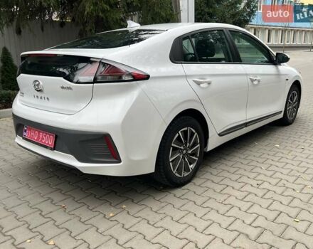 Белый Хендай Ioniq, объемом двигателя 0 л и пробегом 66 тыс. км за 14900 $, фото 2 на Automoto.ua