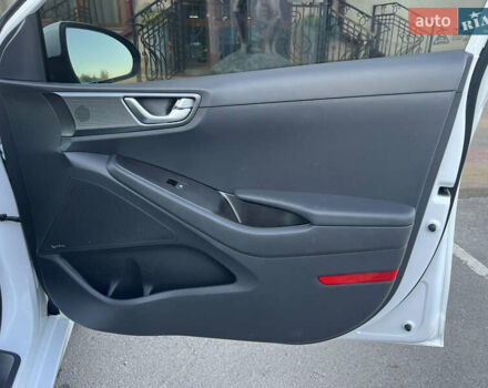 Білий Хендай Ioniq, об'ємом двигуна 0 л та пробігом 130 тис. км за 14799 $, фото 24 на Automoto.ua