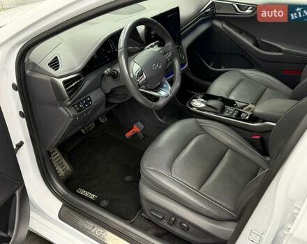 Белый Хендай Ioniq, объемом двигателя 0 л и пробегом 117 тыс. км за 16879 $, фото 17 на Automoto.ua
