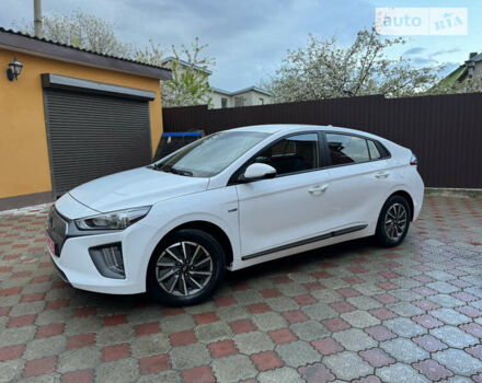 Белый Хендай Ioniq, объемом двигателя 0 л и пробегом 86 тыс. км за 16499 $, фото 64 на Automoto.ua