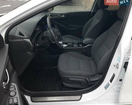 Белый Хендай Ioniq, объемом двигателя 0 л и пробегом 148 тыс. км за 15799 $, фото 31 на Automoto.ua