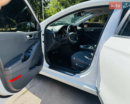 Белый Хендай Ioniq, объемом двигателя 0 л и пробегом 68 тыс. км за 16300 $, фото 10 на Automoto.ua