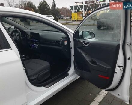 Белый Хендай Ioniq, объемом двигателя 0 л и пробегом 148 тыс. км за 15799 $, фото 45 на Automoto.ua