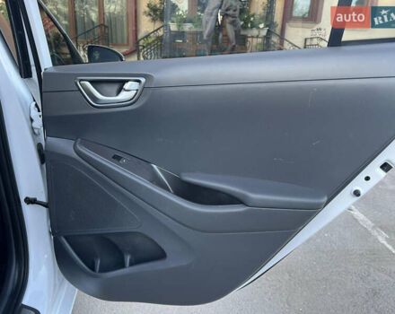 Білий Хендай Ioniq, об'ємом двигуна 0 л та пробігом 130 тис. км за 14799 $, фото 33 на Automoto.ua