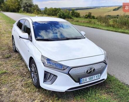 Белый Хендай Ioniq, объемом двигателя 0 л и пробегом 44 тыс. км за 16900 $, фото 2 на Automoto.ua