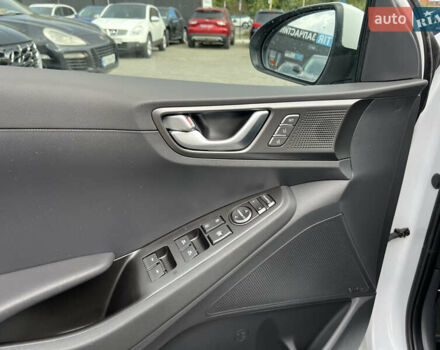 Белый Хендай Ioniq, объемом двигателя 0 л и пробегом 73 тыс. км за 15650 $, фото 9 на Automoto.ua