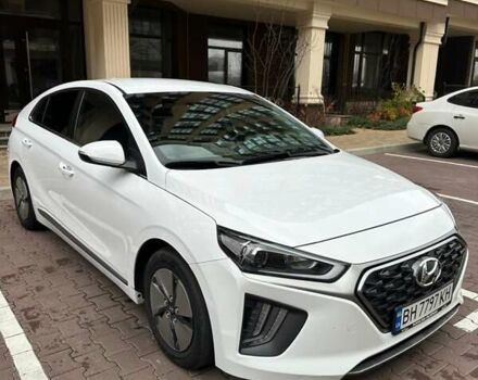 Белый Хендай Ioniq, объемом двигателя 1.58 л и пробегом 49 тыс. км за 21500 $, фото 2 на Automoto.ua